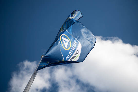 Flagga med Allsvenskans och Unibets märke vajar i vinden
