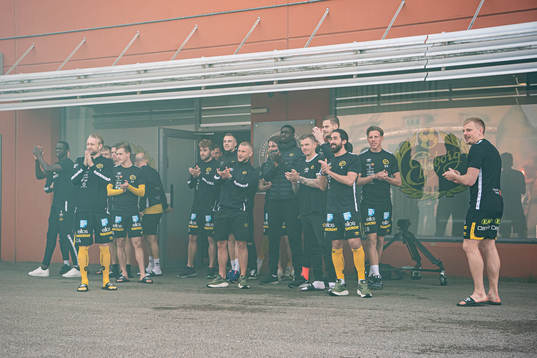 Elfsborgs spelare kommer ut och tackar supportrarna