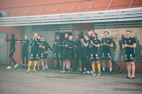 Elfsborgs spelare kommer ut och tackar supportrarna