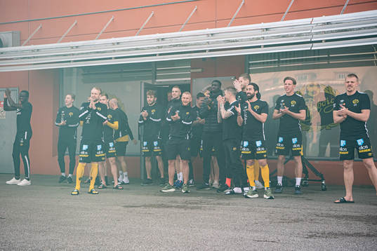 Elfsborgs spelare kommer ut och tackar supportrarna