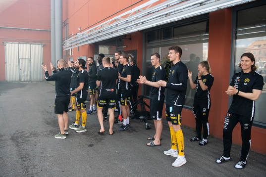 Elfsborgs spelare kommer ut och tackar supportrarna