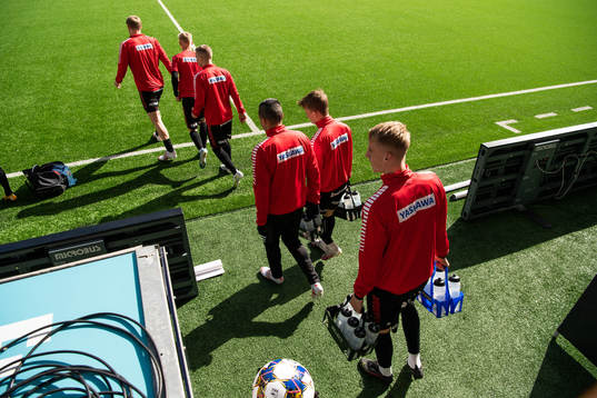 Kalmars spelare kommer in på planen