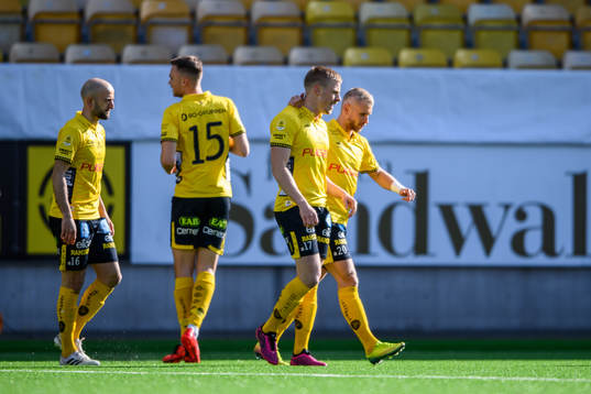 Elfsborgs Per Frick jublar med Simon Strand