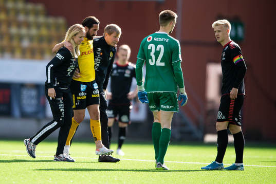 Elfsborgs Frederik Holst får hjälp av planen av läkare
