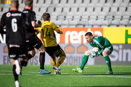 Kalmars målvakt Lucas Hägg Johansson tar bollen framför