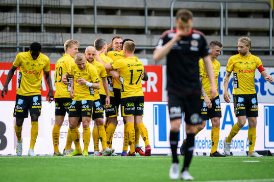 Elfsborgs Leo Väisänen jublar med lagkamrater