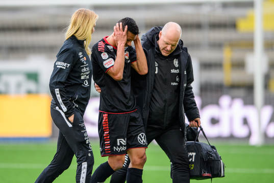 Kalmars Romario Pereira Sipiao får hjälp av planen