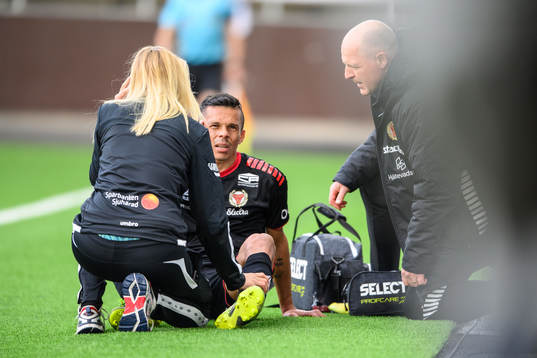 Kalmars Romario Pereira Sipiao får vård