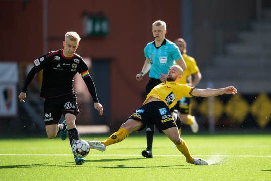 Elfsborgs Robert Gojani och Kalmars Carl Gustafsson
