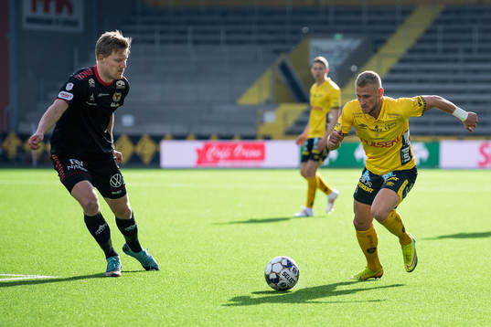 Kalmars Lars Saetra och Elfsborgs Simon Strand