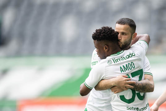 Hammarbys Mohanad Jeahze och Akinkunmi Amoo jublar