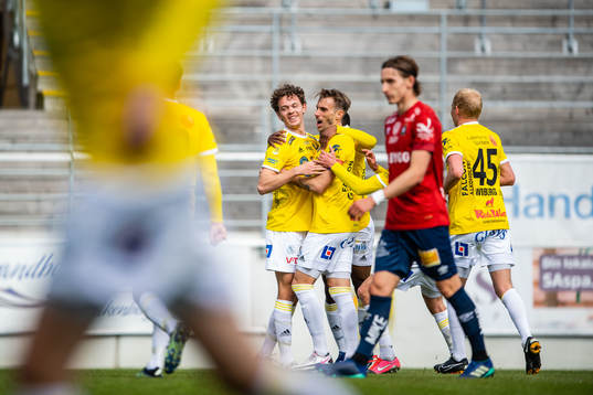Falkenbergs Kalle Björklund jublar med lagkamrater