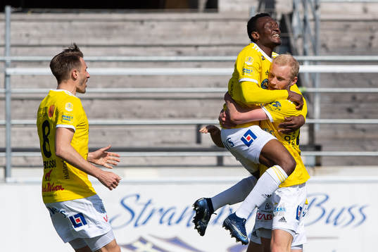 Falkenbergs Umar Bala Muhammed jublar med Adam Bergmark