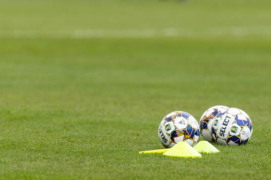 Fotbollar på gräsmattan före fotbollsmatchen i