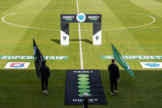 Inmarsch före fotbollsmatchen i Superettan mellan