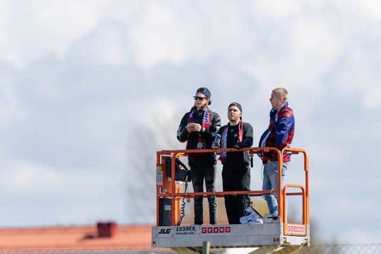 Örgrytes supportrar utanför arenan