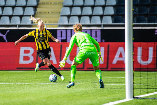 Häckens Stina Blackstenius och Linköpings målvakt Cajsa