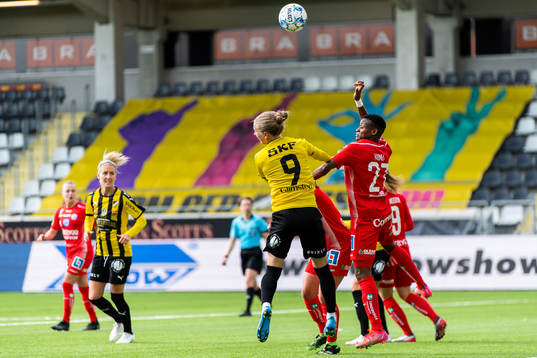 Häckens Filippa Curmark och Linköpings Uchenna Grace Kanu