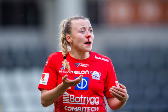 Linköpings Olga Ahtinen blöder