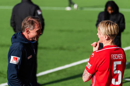 Linköpings tränare Andrée Jeglertz och Nilla Fischer