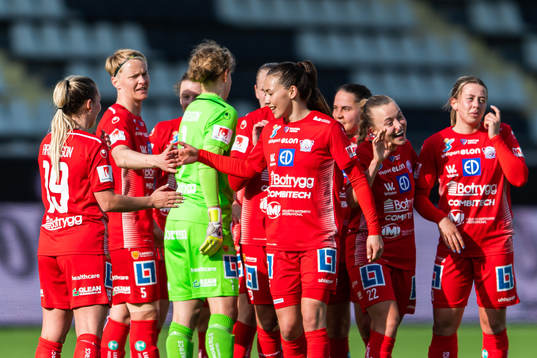 Linköpings Nilla Fischer och Elin Landström jublar med