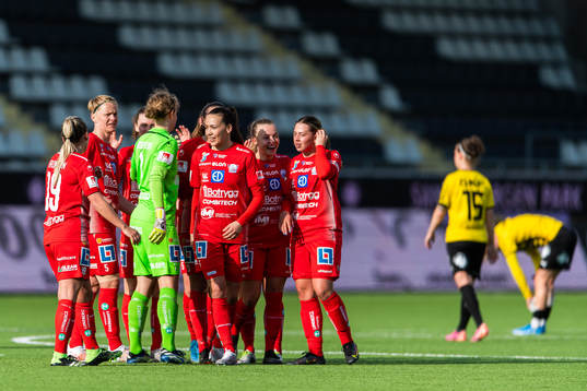 Linköpings Nilla Fischer och Elin Landström jublar med