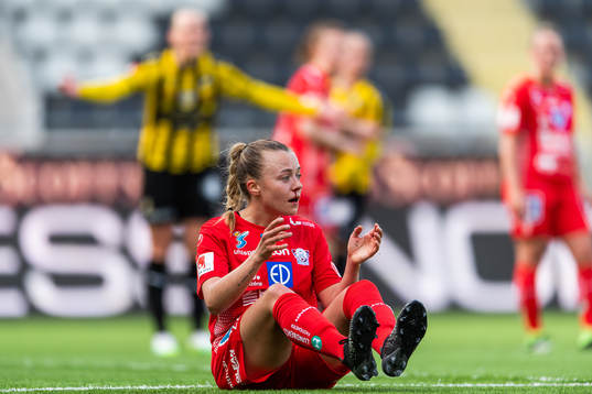 Linköpings Olga Ahtinen blöder näsblod