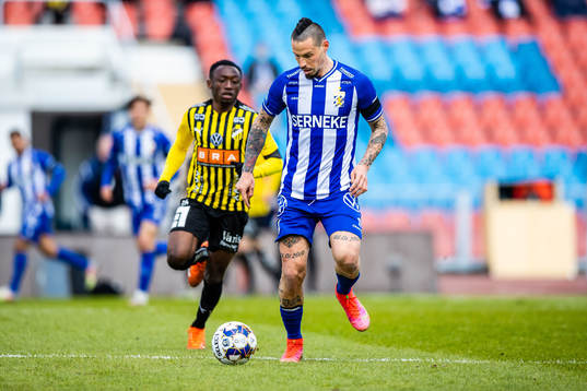 Häckens Benie Adama Traore och IFK Göteborgs Marek Hamsik