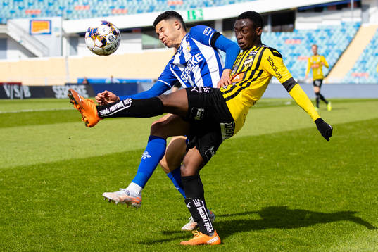 IFK Göteborgs Alexander Jallow och Häckens Benie Adama