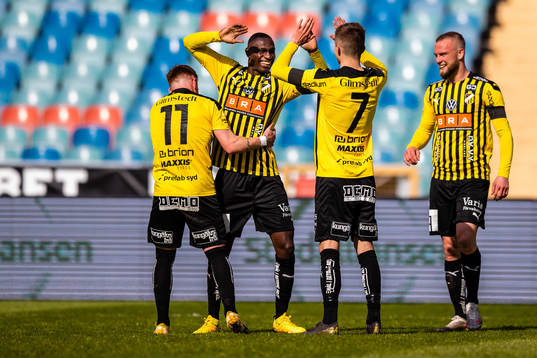 Häckens Godswill Ekpolo jublar med lagkamrater