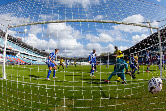 Häckens Godswill Ekpolo  gör 0-1 bakom IFK Göteborgs