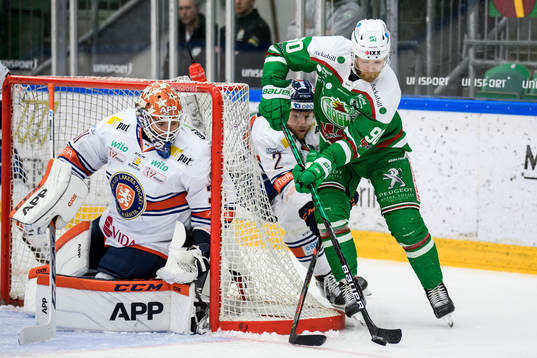 Rögles Ted Brithén och Växjös målvakt Erik Källgren