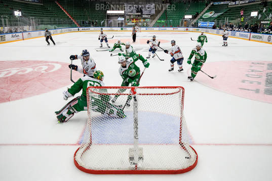 Växjös Brendan Gaunce gör 0-1 bakom Rögles målvakt