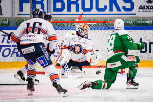 Rögles Anton Bengtsson gör 1-1 på Växjös målvakt Erik