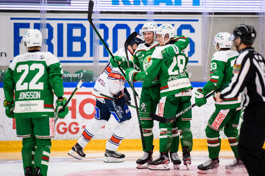 Rögles Anton Bengtsson jublar med Adam Tambellini
