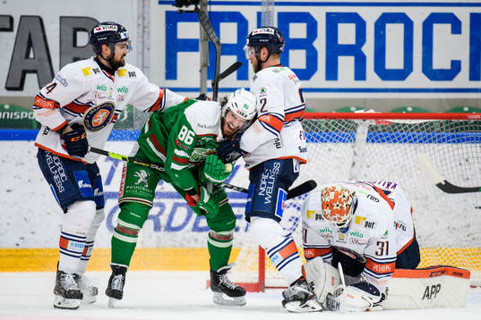 Rögles Eric Gelinas i bråk med Växjös Emil Pettersson