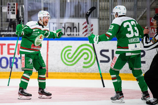 Rögles Niklas Hansson (h) jublar