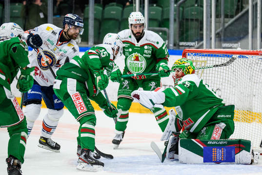 Rögles målvakt Christoffer Rifalk och Växjös Emil