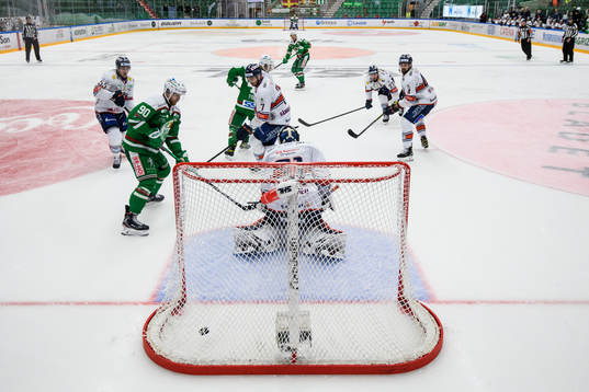 Rögles Niklas Hansson gör 2-1 på Växjös målvakt Erik