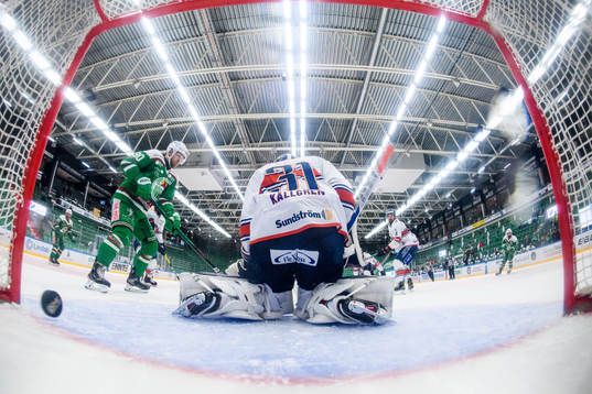 Växjös målvakt Erik Källgren släpper in 2-1 av Rögles