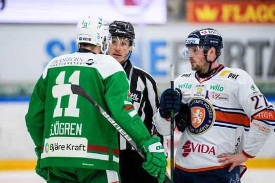Rögles Mattias Sjögren i samtal med Linjedomare Örjan