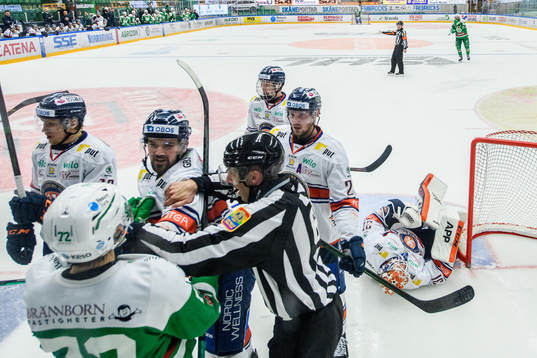 Växjös målvakt Erik Källgren har ont