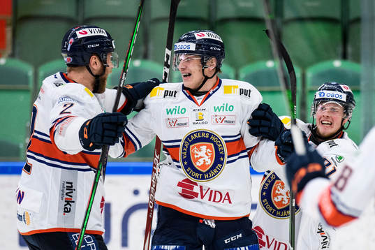 Växjös Pontus Holmberg jublar med lagkamrater