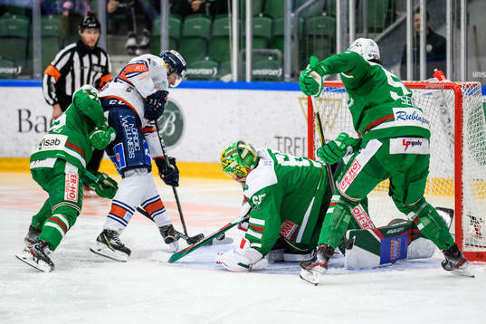 Växjös Pontus Holmberg gör 2-3 på Rögles målvakt
