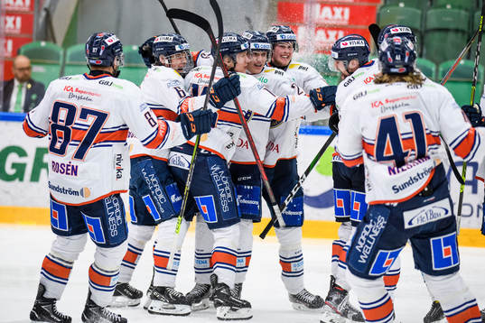 Växjös Pontus Holmberg jublar med lagkamrater