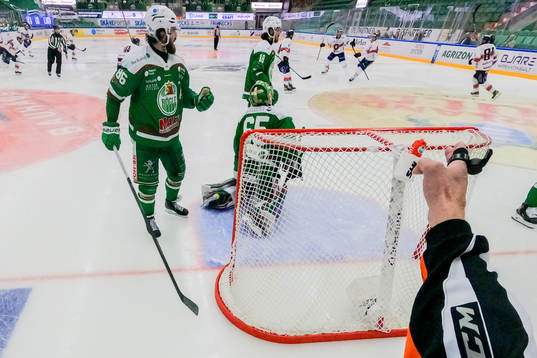Domare Linus Öhlund godkänner det matchavgörande 2-3
