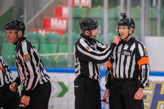 Linjedomare Örjan Åhlén och Anders Malmqvist med domare