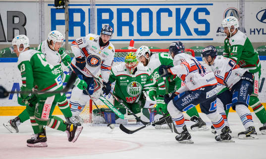 Växjös Fredrik Karlström oroar framför Rögles målvakt