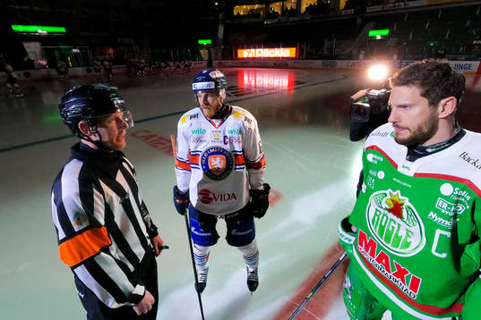 Domare Mikael Holm i samtal med Växjös Erik Josefsson och