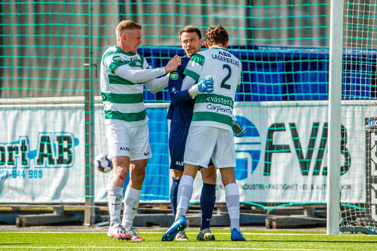 Västerås målvakt Anton Fagerström jublar